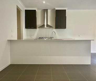 Spacious 4 Bedroom Family Home in South Morang - Photo 5