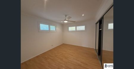 Spacious Family Home on a 719sqm Corner Block – 6-Month Lease Only! Below-Average Rent | Burleigh Waters | Dual Street Access | Swimming Pool - Photo 5