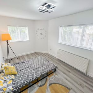 1 bedroom in a house share to rent - Photo 2