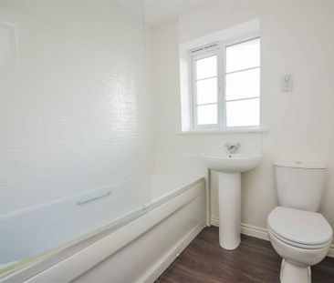 3 bed House - End Terrace To Let - Photo 4