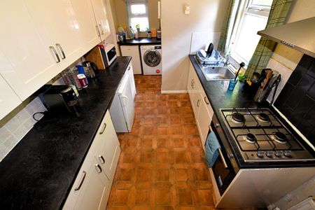 4 bedroom House in Headingley Crescent, Leeds - Photo 4