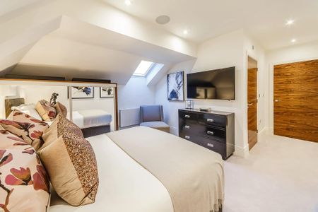 An exclusive penthouse apartment located in a converted warehouse development overlooking the River Thames. - Photo 5