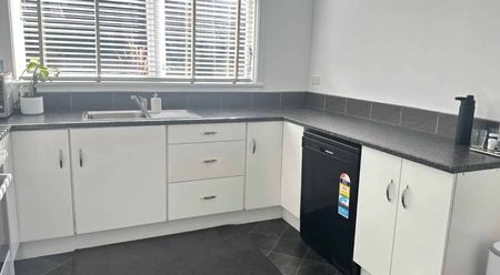 Family Living - Photo 4