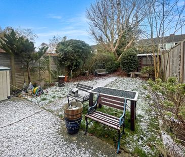 A three bedroom mid-terrace house with a private garden and a garag... - Photo 5