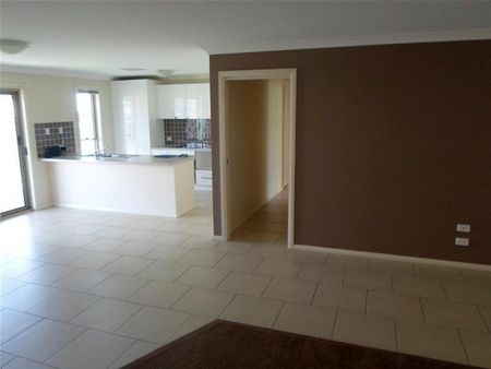 UNIQUE AND IMMACULATE FAMILY HOME - Photo 2