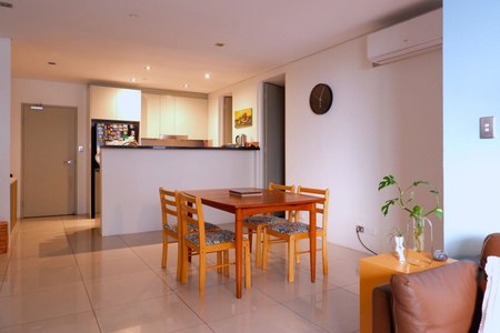 Modern 2-Bedroom Apartment in the Heart of Burwood - Luxury, Comfort & Convenience - Photo 4