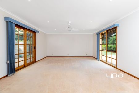 15 Strathearn Dr, Sunbury - Photo 2