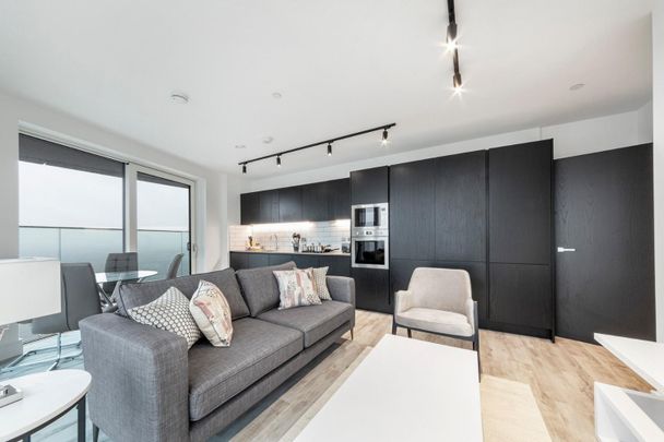 2 bedroom Flat To Let - Photo 1