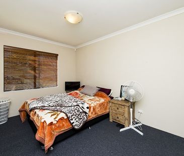 Modern Street Front Villa - Photo 4