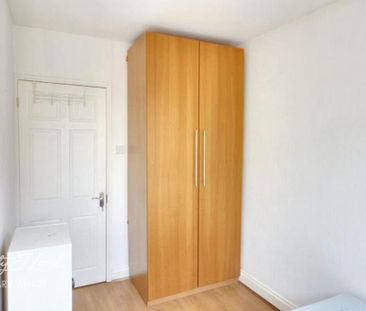 1 bedroom in a flat share to rent - Photo 2