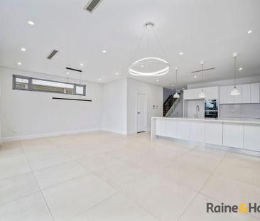 Luxury 5 Bedroom Duplex in Prime Eastwood Location - Photo 1