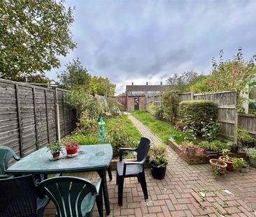 3 Bedroom House - Mid Terrace To Let - Photo 2