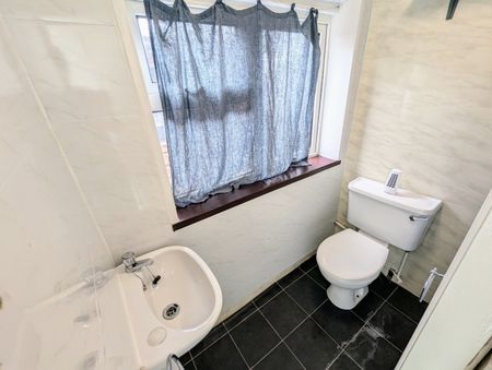 A 3 Bedroom Terraced - Photo 4