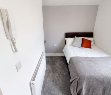 Sociable Home Steps from Tesco & IKEA - Photo 1