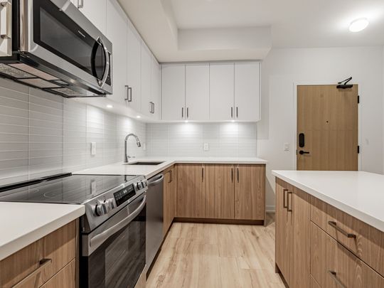 For Lease - 333 Sunseeker Avenue Unit# 136, Innisfil, Ontario - Photo 1