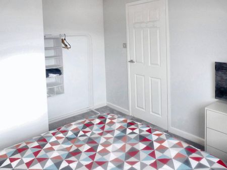 3 bedroom semi-detached house to rent - Photo 4