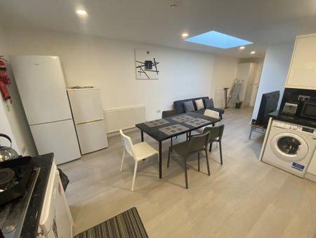 1 bedroom in a flat share to rent - Photo 4