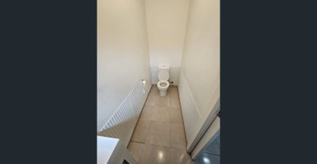 Charming 2 Bedroom Townhouse in a Prime Location - Photo 4