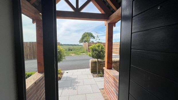 5 bedroom detached house to rent - Photo 1