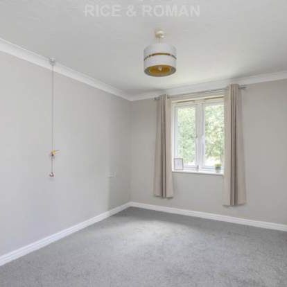 2 bedroom property to rent in Farnborough - Photo 1