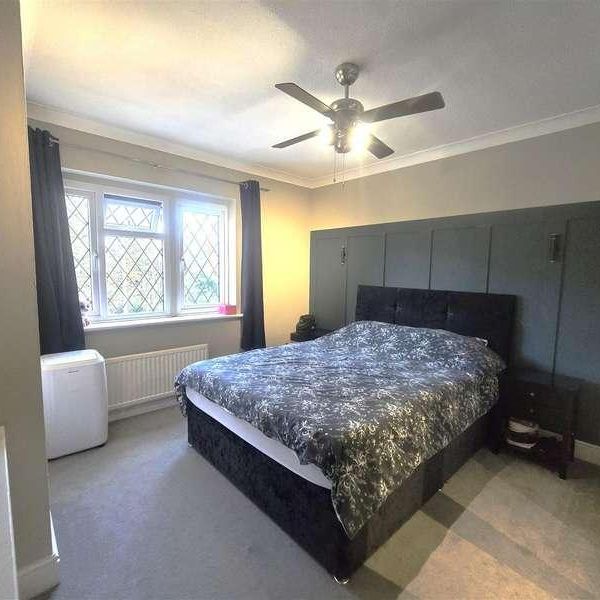 Herbs End, Farnborough, GU14 - Photo 1