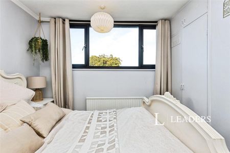 4 bedroom semi-detached house to rent - Photo 5