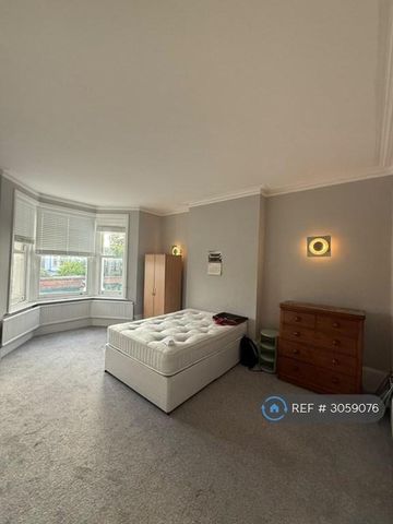 4 bedroom flat to rent - Photo 3
