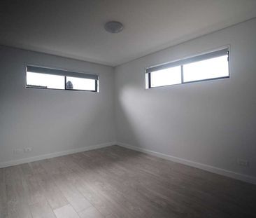 Two bedroom granny flat with air-conditioning - Photo 2