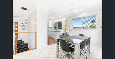 Four bedroom home with pool and views - Photo 2