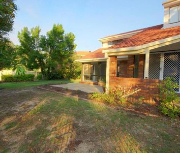 5 Meadowbank Street, 4152, Carindale Qld - Photo 2