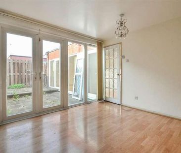 Farnham Gardens, Raynes, SW20 - Photo 3