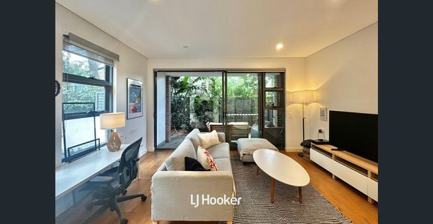 Modern and Spacious - Walk to Station & Shops - Photo 1