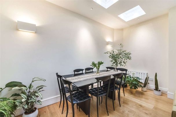 Remarkable house, charming period character with impressive modern design. 2 bedrooms (1 double, 1 single/study), 2 bathrooms, reception, kitchen and gantry library. - Photo 1