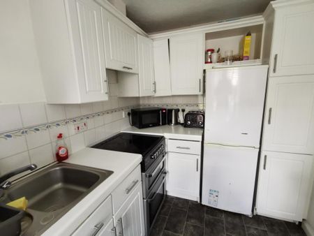 1 bedroom in a house share to rent - Photo 3