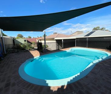 Spacious family living with poolside paradise! - Photo 4