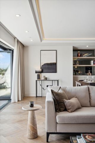 A modern three bedroom apartment on Armitage Road NW11. - Photo 2