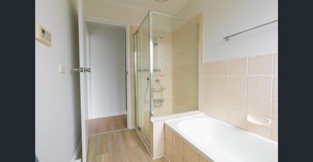 Peaceful 3-Bed Unit Near Train Station & Shops with single garage! - Photo 1