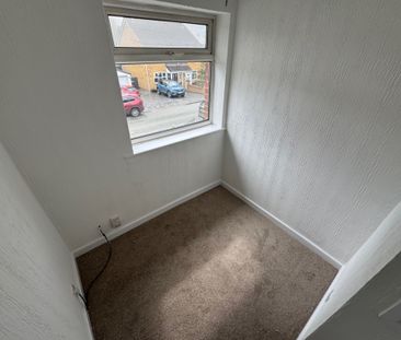 3 Bedroom Semi-Detached House - Photo 2