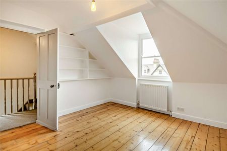 Detached home with spacious, flexible layout and elegant period features throughout - Photo 3