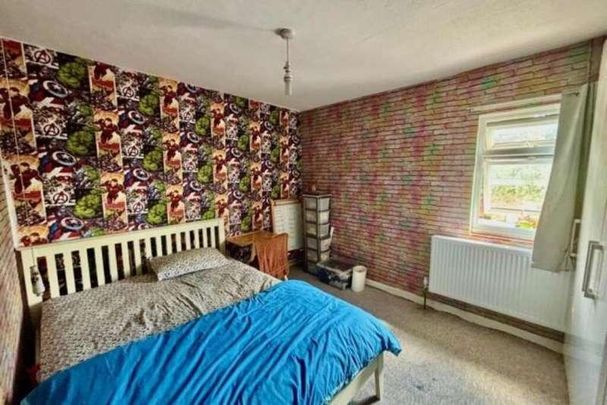 The Avenue, Egham, TW20 - Photo 1