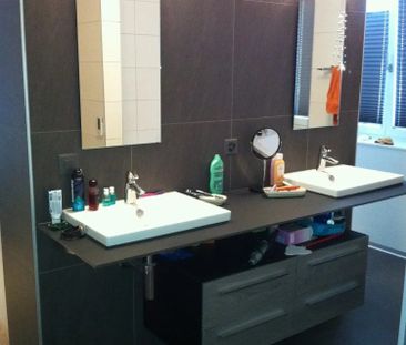 Frisch renovierte Parterrewohnung, zwei Badezimmer und charmantes, ... - Photo 3
