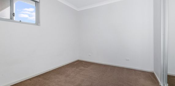Spacious 2 bed unit - prime location - Photo 2