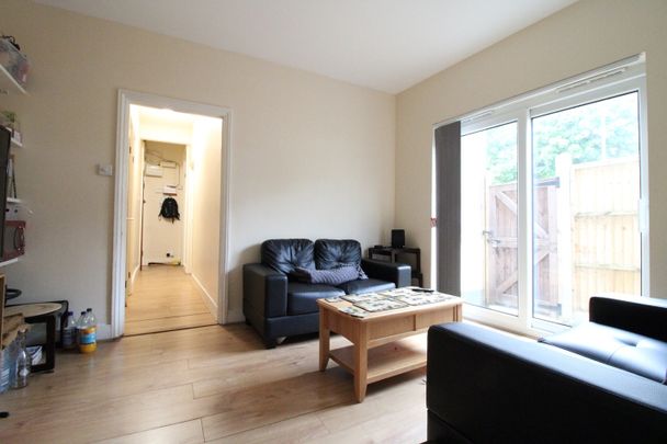 2 Bed Flat, Smallwood Road, SW17 - Photo 1