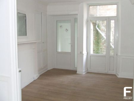 A LOUER - Maison centre ville totalement - 2 chambres, bureau, terrasse. - Photo 3