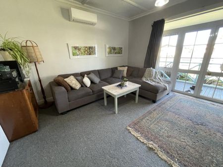 Stylish three bedroom home - Photo 5