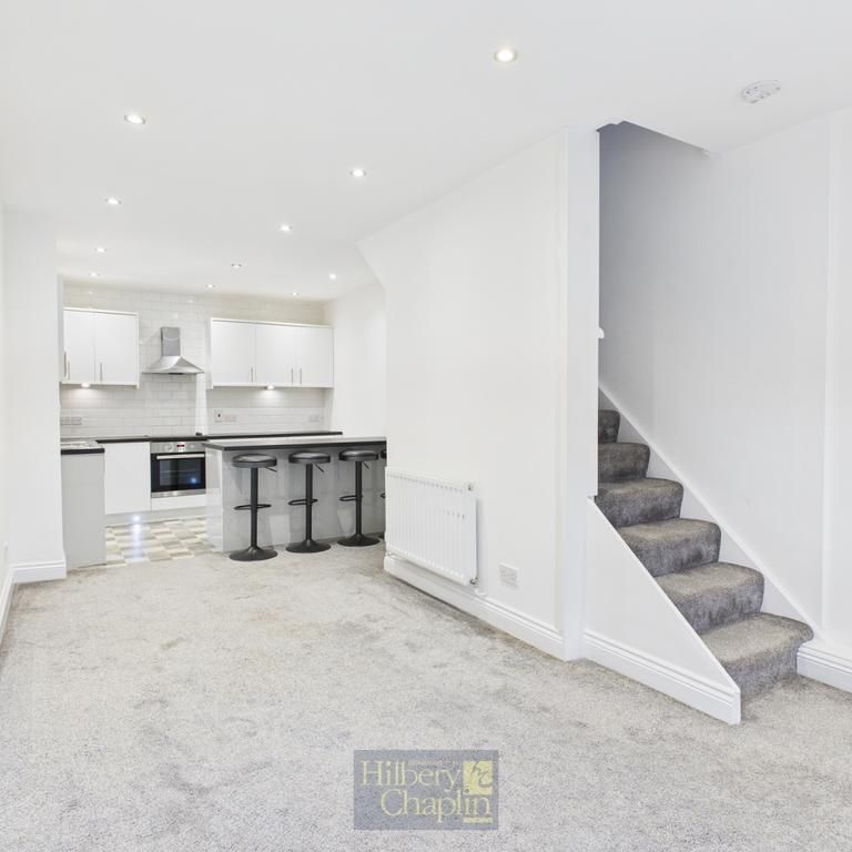 2 bedroom mews to rent - Photo 1