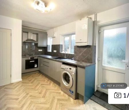 3 bedroom terraced house to rent - Photo 3