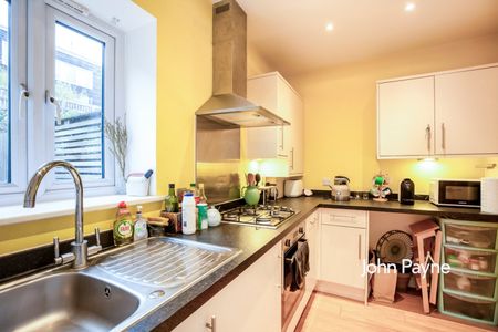 Flat to rent - Creek Road, London, SE8 - Photo 4