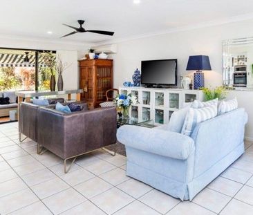 FULLY RENOVATED TOWNHOUSE FOR $850 PER WEEK - Photo 2