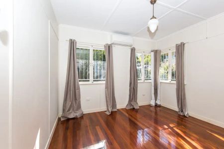 “Single Level Family Home in Great Location - 6 Month Lease Only” - Photo 2